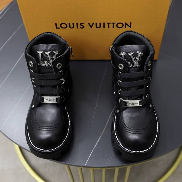 出厂价： 情侣ss秋冬新款louis Vuitton Lv马丁 Lv 这一季的真的太香了～ 小牛面，金属字母牌，Lv钻扣点缀， 细节 高级感直接拉满上脚无敌帅气